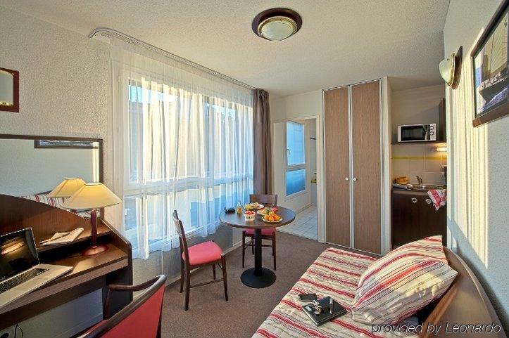 Comfort Suites Le-Port-Marly Paris Ouest لو بورْ مارْلي الغرفة الصورة